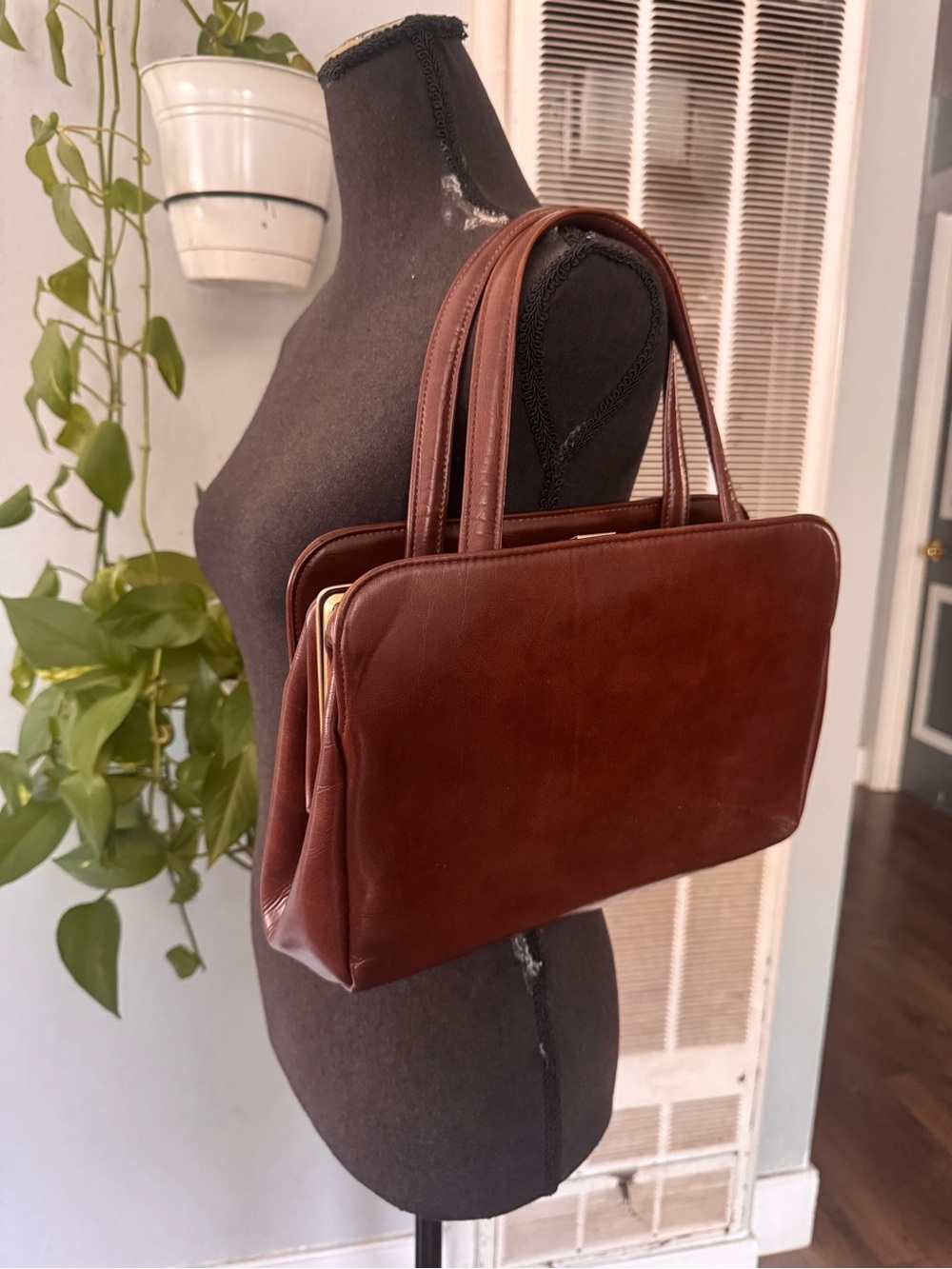 Classic Vintage Brown faux Leather clasp Handbag